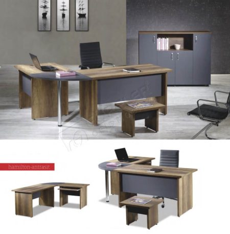 Toplantılar için geniş ofis masası.