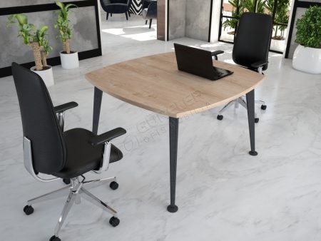 Metal detaylı endüstriyel toplantı masası.