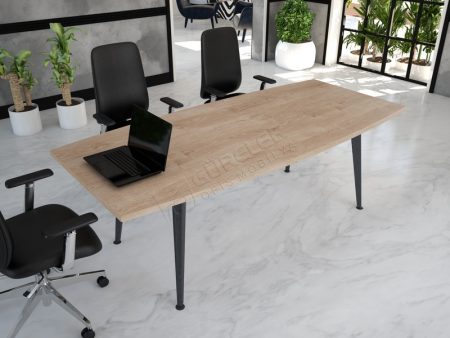 Oval şekilli geniş toplantı masası.