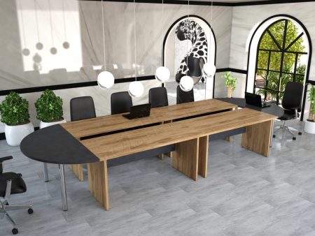 Ahşap yüzeyli ve metal ayaklı toplantı masası.