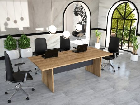 Konferans salonlarında kullanılan geniş toplantı masası.